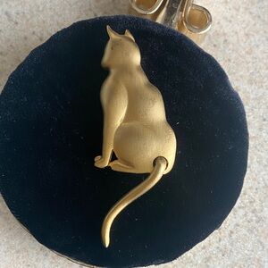 Vintage JJ Gold Tone Cat Brooch Sitting Cat Pin Signed Jonette Jewelry
